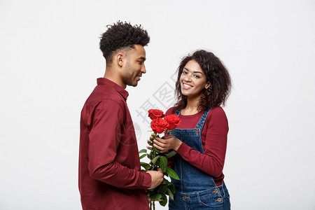 女孩开心的接过男友送的玫瑰花图片
