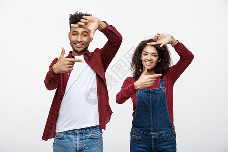 欢笑的非洲年轻夫妇欢笑的美国夫妇欢笑的美国年轻夫妇图片