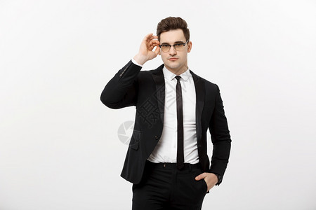 商业概念年轻英俊商人戴眼镜手持口袋与白背景隔绝商业概念年轻英俊商人戴眼镜手持白背景图片