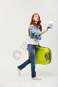 旅行概念年轻的天主教女旅行者手提箱与白色背景隔离图片