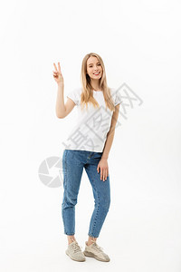 一位快乐的年轻女完整肖像站立并展示和平的姿态两只手隔在白色背景上一位快乐的年轻女完整肖像两只手隔在白色背景上图片