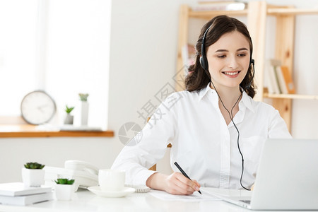 呼叫中心概念快乐微笑的女客户支持电话操作员在工场所的肖像图片