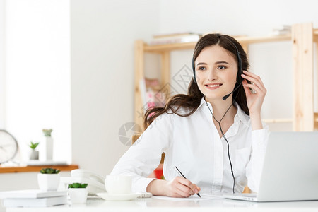 呼叫中心概念快乐微笑的女客户支持电话操作员在工场所的肖像图片