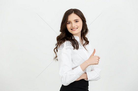 商业概念自信的年轻快乐女露出拇指与灰色复制空间背景隔开图片