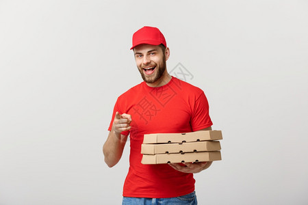交付概念披萨送货员在盒子里展示一些东西的肖像孤立白色背景交付概念披萨送货员在盒子里展示一些东西的肖像孤立白色背景图片