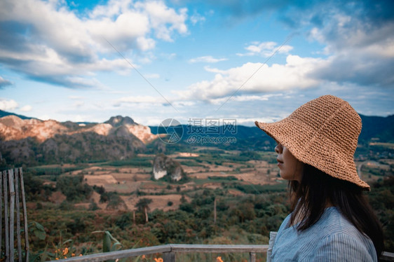 妇女站在phulankhyo在泰国langkphyo在泰国图片