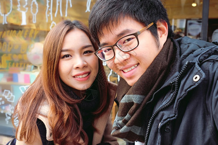 快乐的年轻旅游夫妇在城里拍自图片