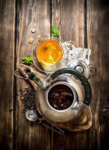 茶壶里有香味花卉茶木质背景的香味花卉茶图片