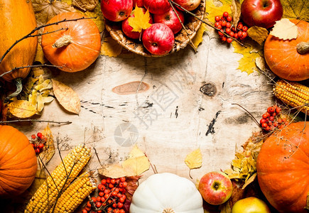 秋天食物蔬菜和水果以木制背景图片