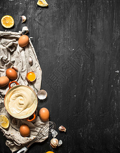 在黑板上准备传统的蛋黄酱在黑板上传统的蛋黄酱和柠檬图片