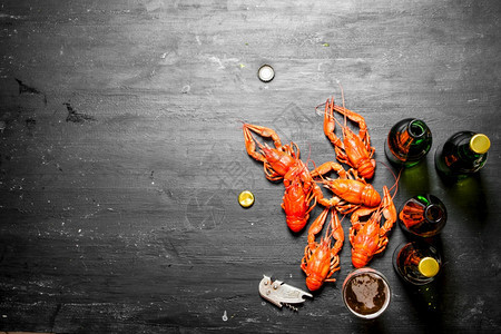 黑板上煮的龙虾和啤酒一起煮的龙虾图片