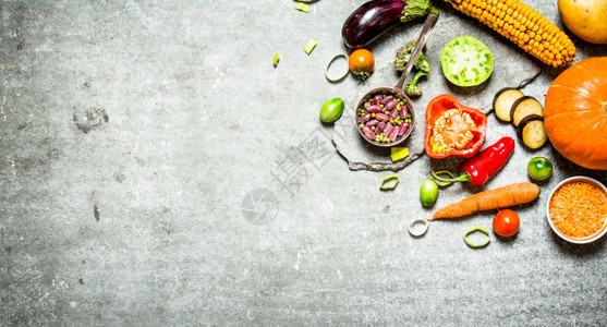 健康食物新鲜蔬菜和豆子图片