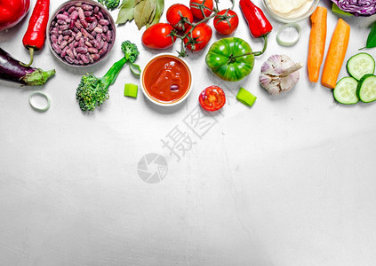 新鲜健康蔬菜配有香料和豆子的生蔬菜配有钢底的生蔬菜配有香料和豆子的生蔬菜图片