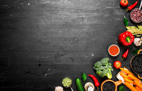 大型有机食品新鲜生蔬菜黑板上的新鲜生蔬菜图片
