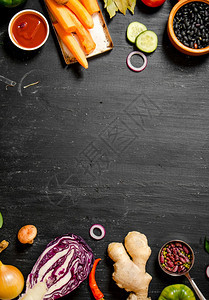 大型有机食品新鲜生蔬菜黑板上的新鲜生蔬菜图片