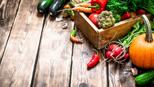 健康食物有机蔬菜在旧盒子里木质背景图片