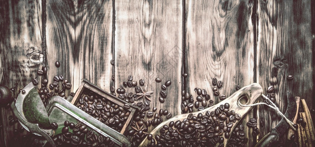 咖啡品味豆木制背景咖啡品味的老研磨机图片