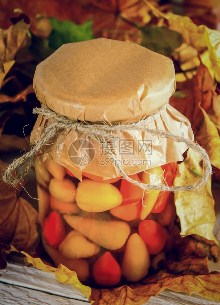 秋天概念在木板上的玻璃罐中保存食物红辣椒在玻璃罐中保存食物图片