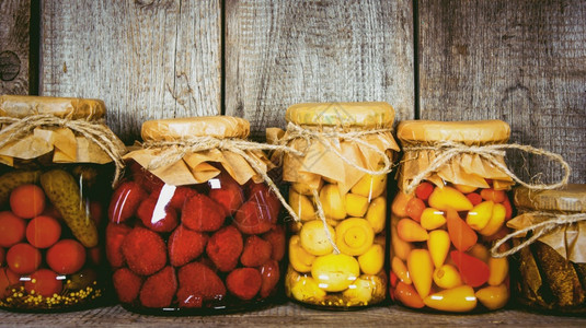 在玻璃罐中保存食物在木制架子上保存食物在木制架子上保存食物图片