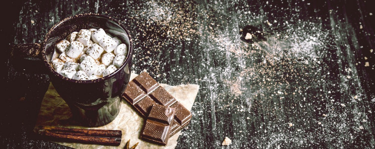 热巧克力加苦和肉桂黑纸板上热巧克力加棉花糖图片
