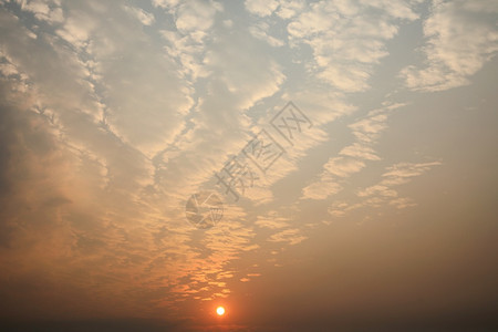 日出黎明时天空背景图片