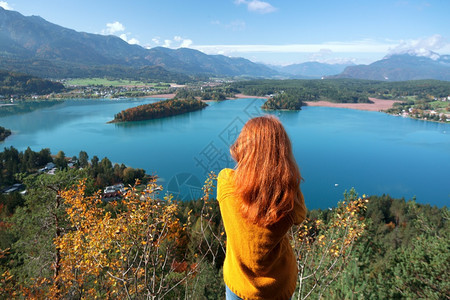 快乐的姑娘旅行和风景带着美丽的山湖图片