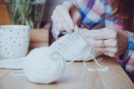 女人编织家庭舒适和爱好针线活图片