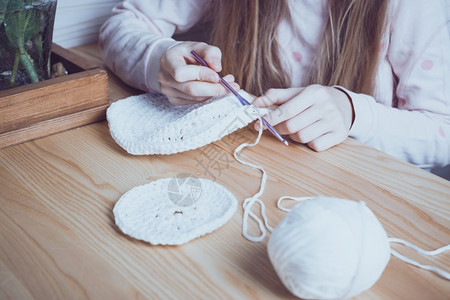 小女孩在编织地毯休闲和爱好缝纫图片