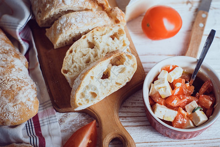 土制软面包意大利菜奶酪橄榄油和西红柿图片