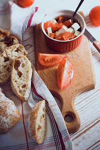 土制软面包意大利菜奶酪橄榄油和西红柿图片