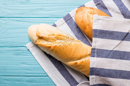 木蓝背景的法国面包图片