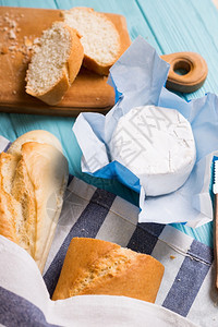木蓝背景的法式面包和乳酪图片