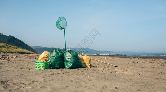 清理后沙滩上的垃圾袋和工具沙滩上的垃圾袋和工具图片