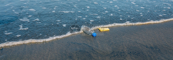 海岸上的塑料瓶和垃圾海岸上的图片