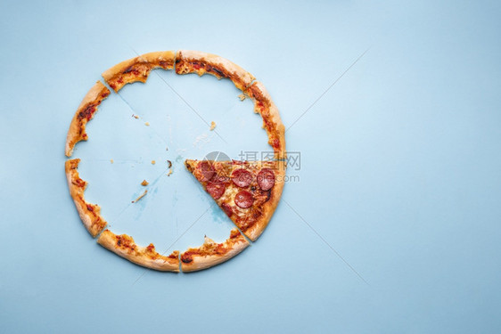 上面有披萨剩菜还最后一块辣椒披萨上面是蓝色背景的披萨辣椒片图片