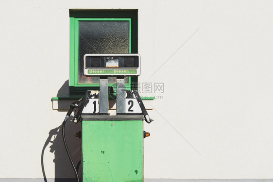 废弃加油站的老柴泵绿色彩燃料泵图片