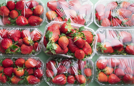 许多草莓装在盒子里准备购买平铺上新鲜的成熟草莓水果甜的夏季水果草莓节概念图片