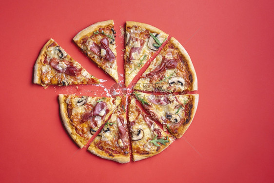 土制美味的披萨意大利配有新鲜原料辣椒萝卜莫扎里拉和冠尼翁图片