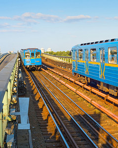 Kyiv地铁下火车日落时在铁路上图片