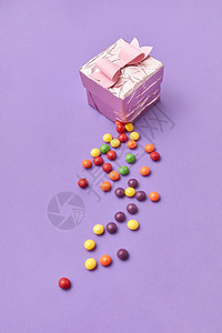 彩色的礼卡糖果在紫背景的复制空间上彩色的糖果盒紫背景的彩糖果盒图片