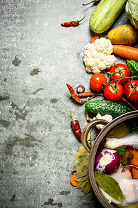 煮鸡汤在石头桌上用大锅里的蔬菜做鸡汤在大锅里用蔬菜做鸡汤图片