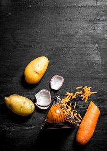 马铃薯加洋葱和胡萝卜汤黑木本底土豆加洋葱和胡萝卜汤图片