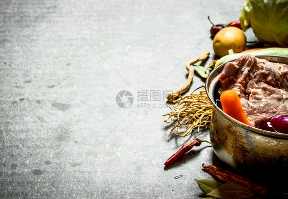 用肉蔬菜和香料煮汤在石桌上饭用肉蔬菜和香料煮汤图片