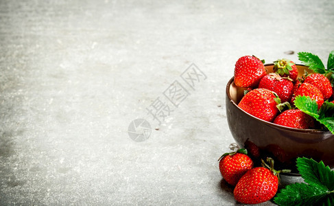 一碗熟的草莓一碗图片