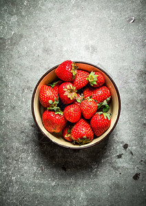 一碗熟的草莓一碗图片