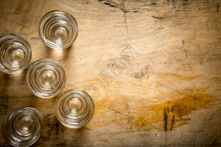 伏特加杯子木制背景图片