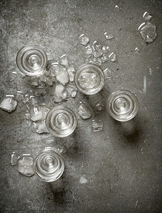 伏特加杯冰放在石板上图片