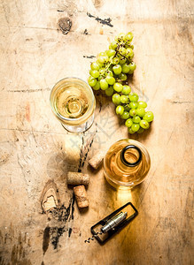 一堆白葡萄瓶酒装和止草木制背景图片