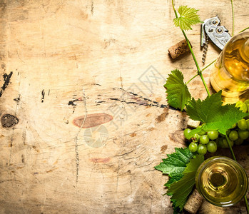 白葡萄酒和在木制背景上白葡萄酒和图片