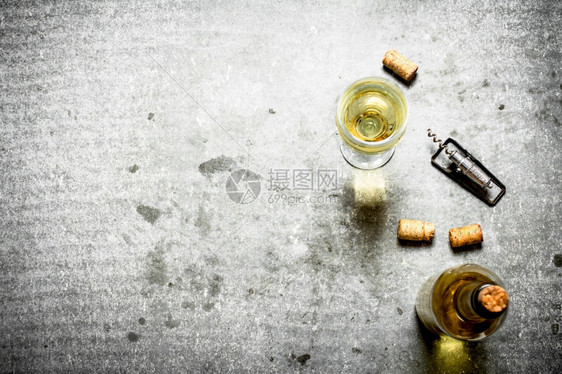 白葡萄酒在石板上白新酒图片